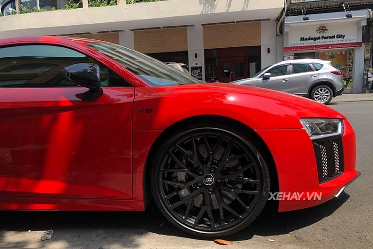 Can canh sieu xe Audi R8 V10 Plus do ruc duoi nang Sai thanh-Hinh-3