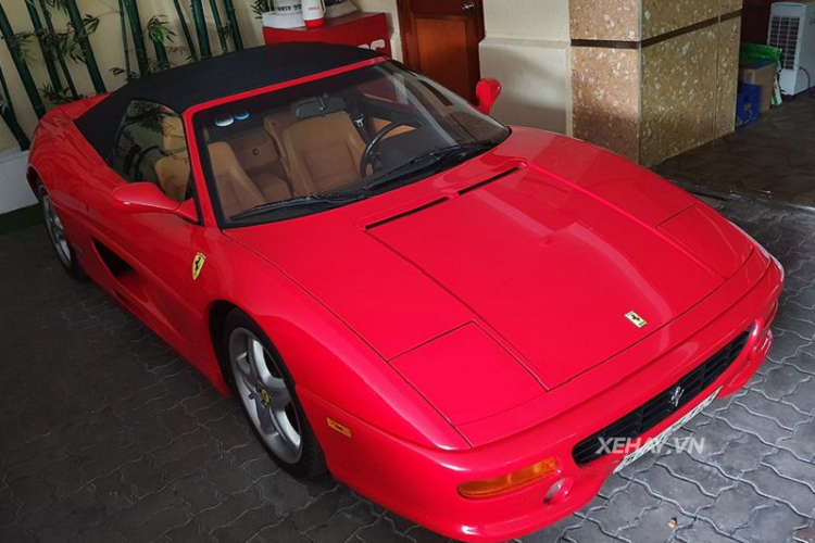 Ngam Ferrari 355 F1 Spider hon 20 tuoi tai Sai Gon