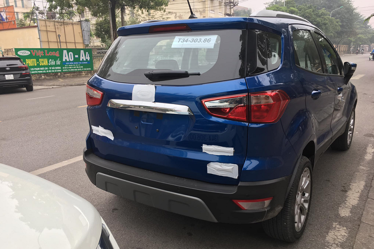 Ford EcoSport tai Viet Nam 'xa hang, don kho', giam gan 100 trieu dong-Hinh-3