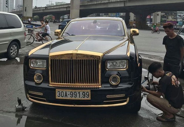 Sieu xe Rolls-Royce Phantom ma vang tien ty sua duoi le duong Ha Noi