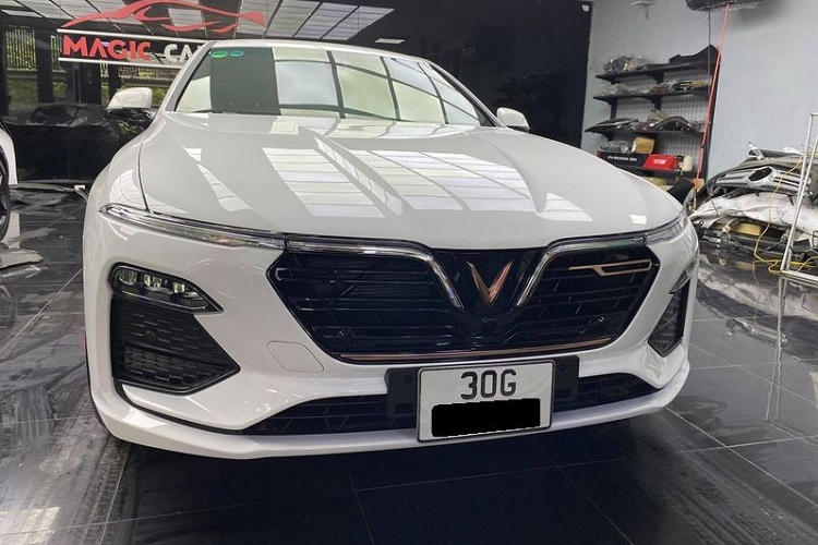 Á hậu Phương Nga chi hơn 1 tỷ đồng tậu VinFast Lux A2.0 - Hình 3 A hau Phuong Nga chi hon 1 ty dong tau VinFast Lux A2.0-Hinh-3