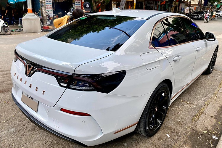 Á hậu Phương Nga chi hơn 1 tỷ đồng tậu VinFast Lux A2.0 - Hình 7 A hau Phuong Nga chi hon 1 ty dong tau VinFast Lux A2.0-Hinh-7