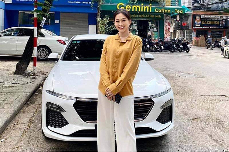 Á hậu Phương Nga chi hơn 1 tỷ đồng tậu VinFast Lux A2.0 A hau Phuong Nga chi hon 1 ty dong tau VinFast Lux A2.0