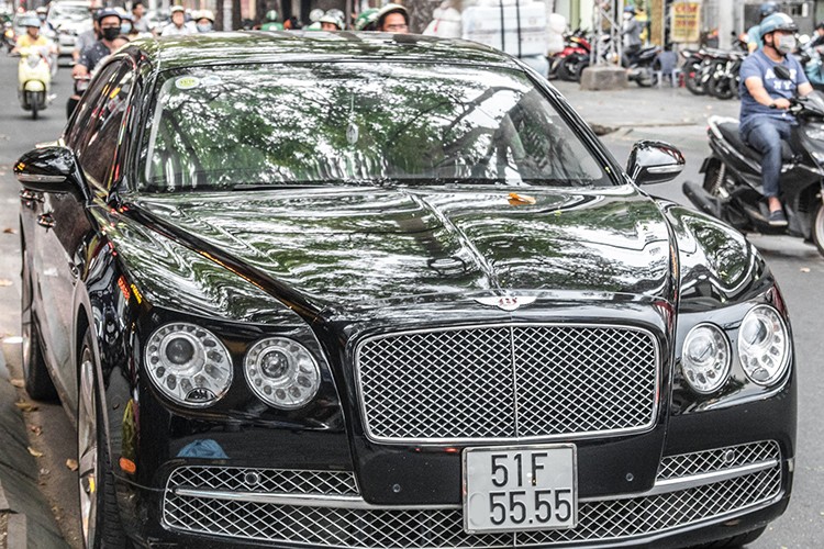 Le Quyen so huu sieu xe Bentley Flying Spur bien khung, tien ty-Hinh-11