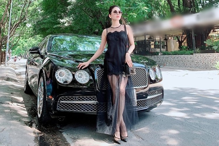 Le Quyen so huu sieu xe Bentley Flying Spur bien khung, tien ty-Hinh-2