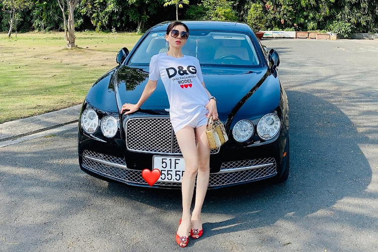 Le Quyen so huu sieu xe Bentley Flying Spur bien khung, tien ty