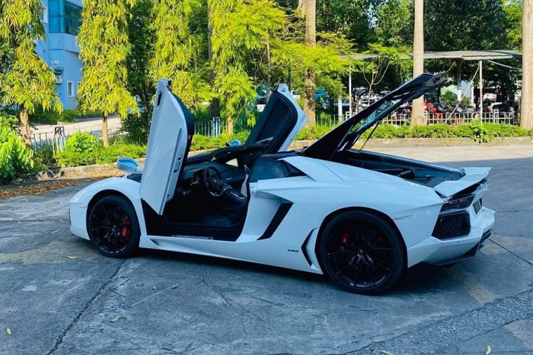 Sieu xe Lamborghini Aventador Roadster hon 37 ty dong se vao Binh Phuoc?-Hinh-4