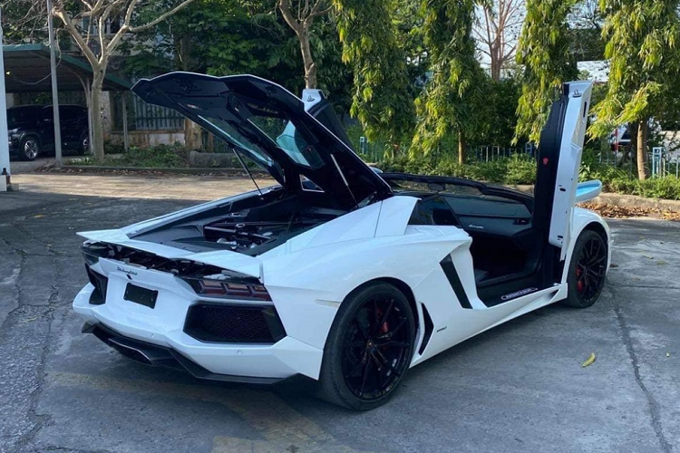 Sieu xe Lamborghini Aventador Roadster hon 37 ty dong se vao Binh Phuoc?-Hinh-7