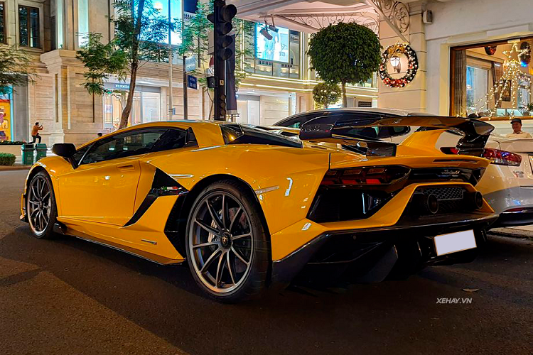 Lamborghini Aventador SVJ hon 50 ty dong tai Viet Nam do 