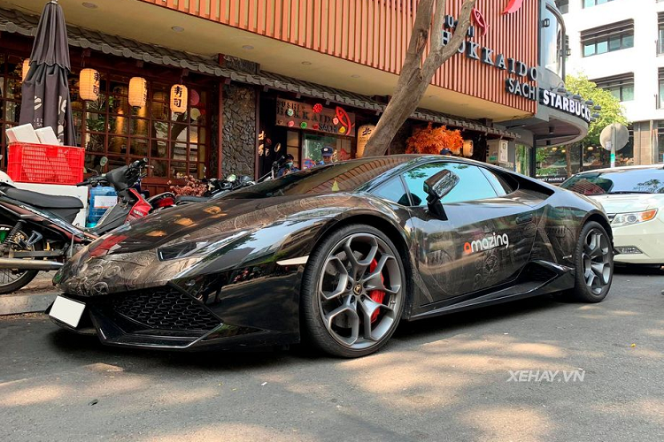 Lamborghini Huracan voi khoac hoa van doc nhat Sai Gon