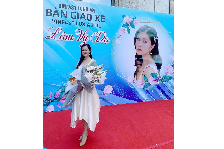 Lâm Vỹ Dạ chi hơn 1 tỷ mua VinFast Lux A2.0 - Hình 2 Lam Vy Da chi hon 1 ty mua VinFast Lux A2.0-Hinh-2