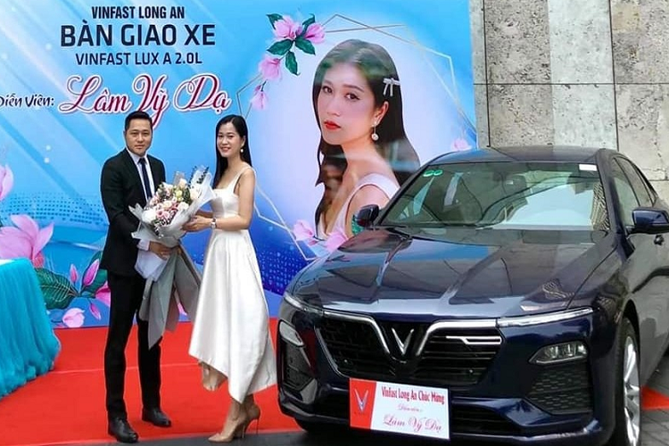 Lâm Vỹ Dạ chi hơn 1 tỷ mua VinFast Lux A2.0 - Hình 3 Lam Vy Da chi hon 1 ty mua VinFast Lux A2.0-Hinh-3