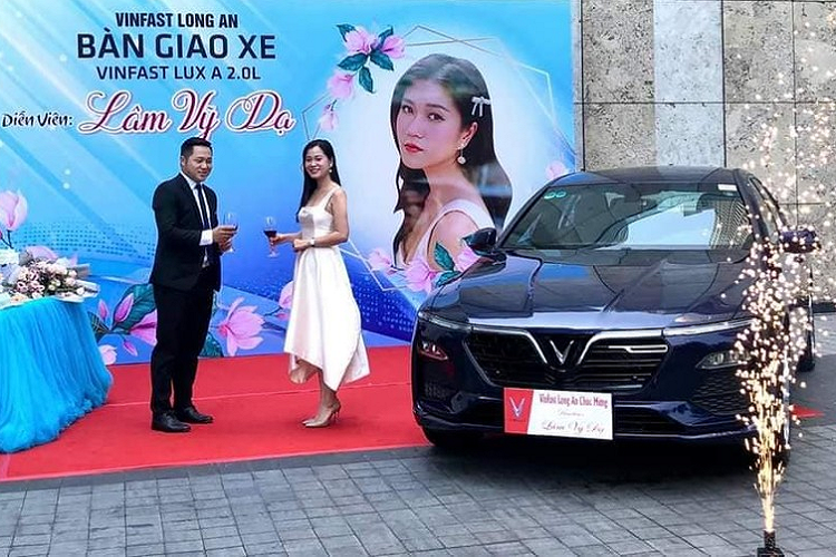 Lâm Vỹ Dạ chi hơn 1 tỷ mua VinFast Lux A2.0 Lam Vy Da chi hon 1 ty mua VinFast Lux A2.0