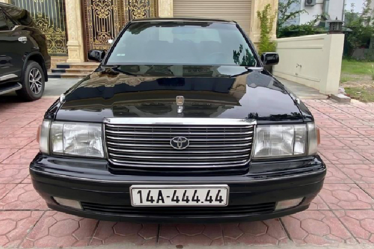 Toyota Crown thap nien 90 bien ngu quy gan 800 trieu o Quang Ninh