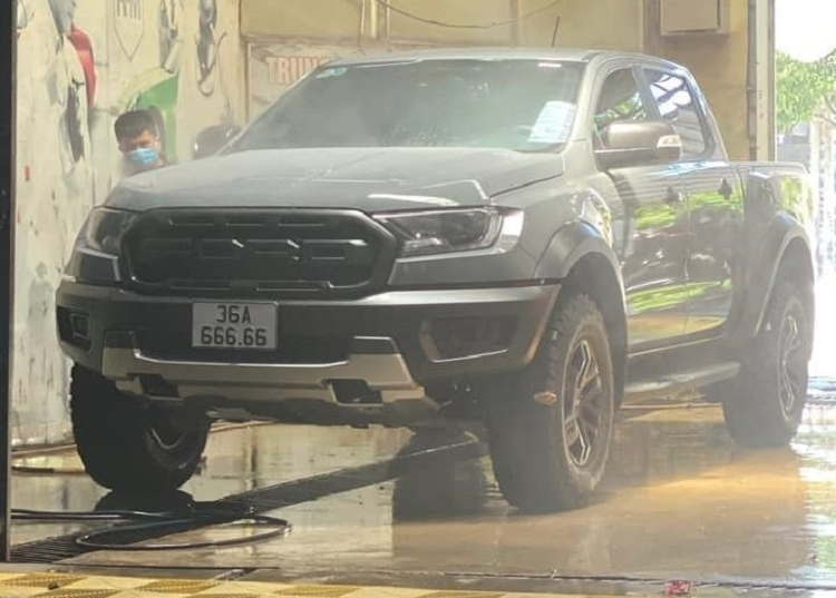 Chu nhan xe Ford Ranger Raptor o Thanh Hoa boc trung bien so sieu dep-Hinh-2