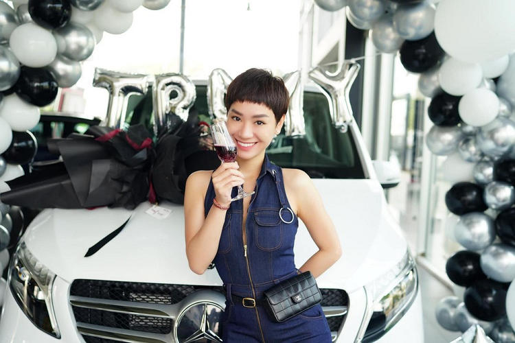 Tra My Idol chi gan 3 ty mua xe hang sang Mercedes-Benz V250