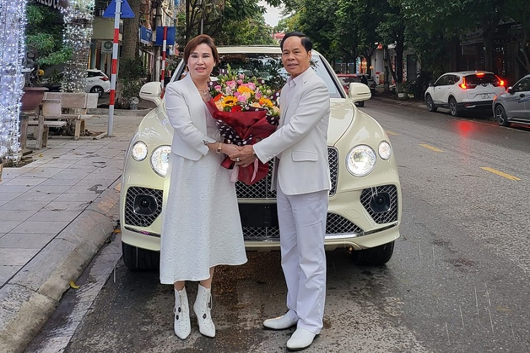 Dai gia Bac Ninh tau Bentley Bentayga V8 hon 20 ty dong-Hinh-2