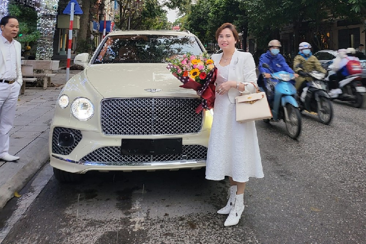 Dai gia Bac Ninh tau Bentley Bentayga V8 hon 20 ty dong