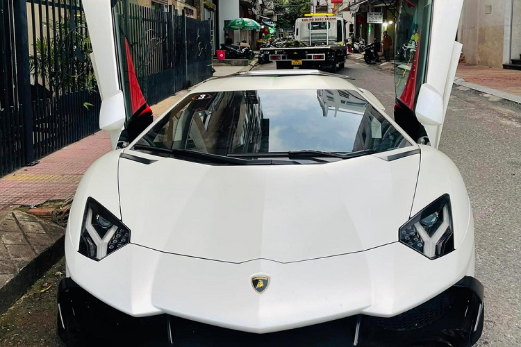 Lo dien dai gia Hue tau Lamborghini Aventador do 50th Anniversario