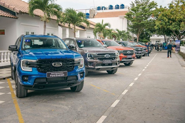 Ford Everest 2023 van khan hang tai Viet Nam, gia chua giam-Hinh-3