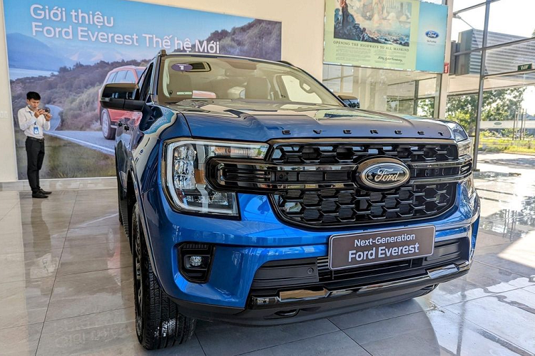 Ford Everest 2023 van khan hang tai Viet Nam, gia chua giam-Hinh-4