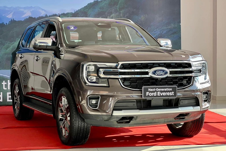 Ford Everest 2023 van khan hang tai Viet Nam, gia chua giam