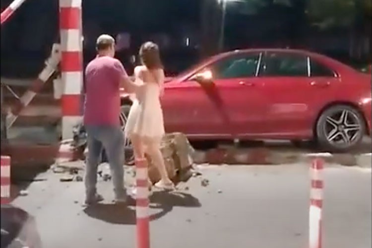 Ai cam lai Mercedes-Benz C300 AMG bi tai nan 'nat dau' o Ha Noi?-Hinh-5