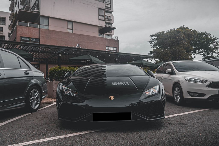 Can canh chiec Lamborghini Huracan mau den bong doc nhat Viet Nam