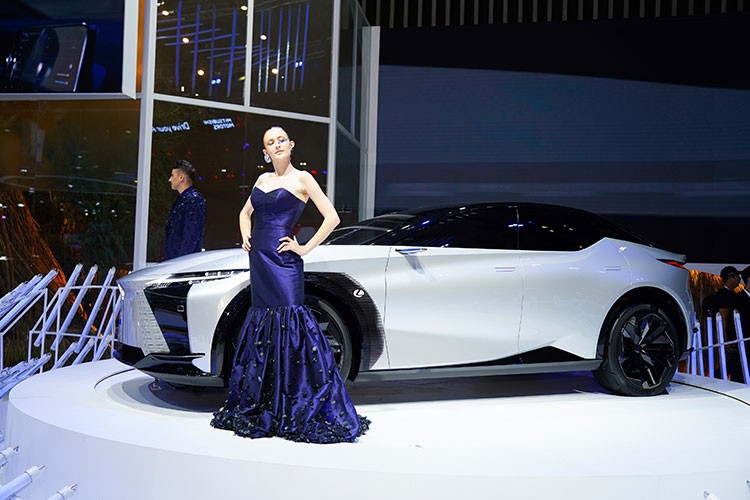 Can canh xe sang Lexus LF-Z voi thiet ke vuot thoi dai-Hinh-6