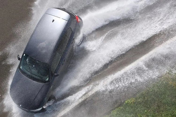 Lam the nao de phong tranh oto bi 'truot nuoc' (hydroplaning)?