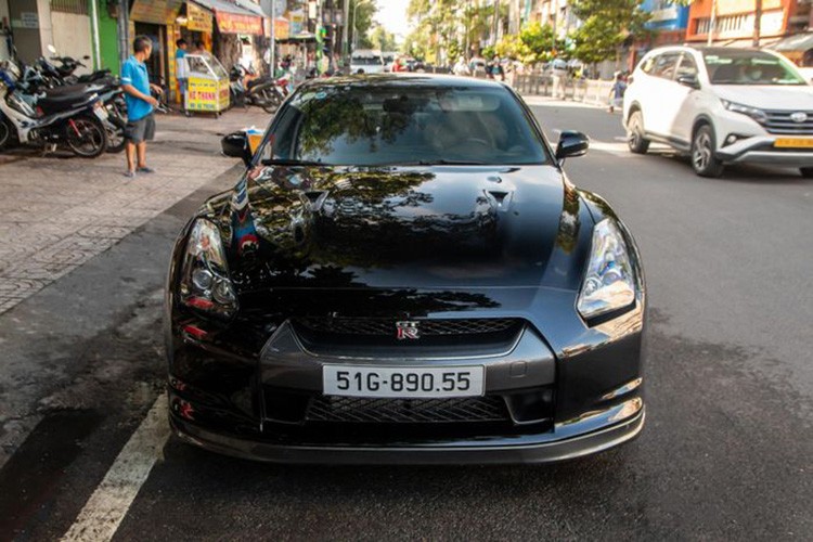 Dai gia Dang Le Nguyen Vu khoe Nissan GT-R gan 9 ty dong o Sai Gon-Hinh-2