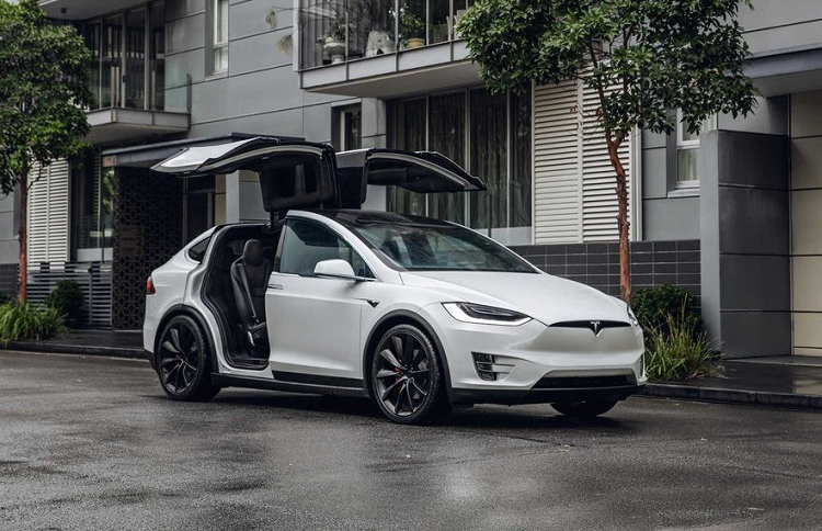 Noi xau Tesla Model X la 'do choi tu sat', mot nguoi bi phat 1400 USD-Hinh-2