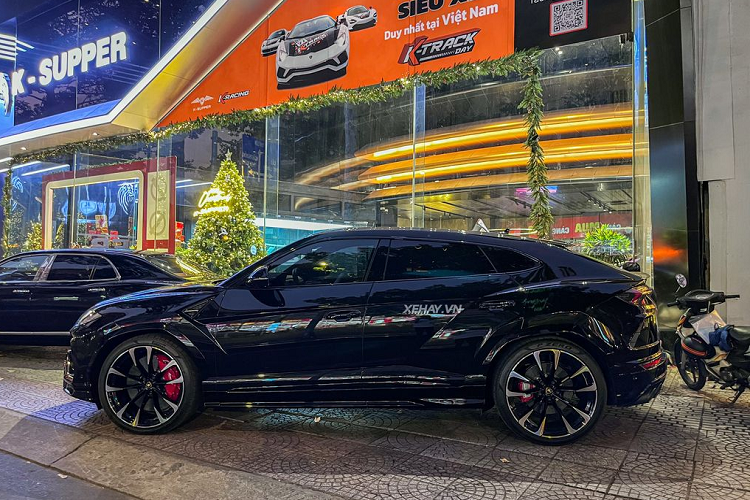 Can canh Lamborghini Urus hon 20 ty mau den doc nhat o Sai Gon-Hinh-3