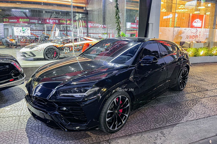 Can canh Lamborghini Urus hon 20 ty mau den doc nhat o Sai Gon