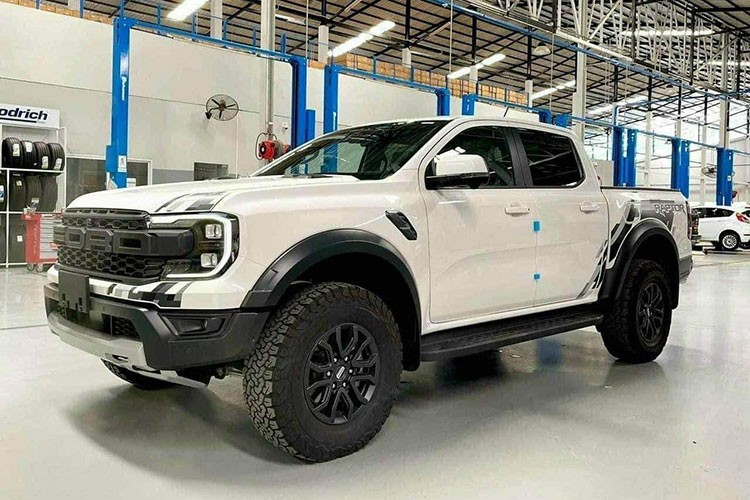 Ford Ranger Raptor 2023 hon 1,3 ty se den tay khach Viet vao thang 4 toi