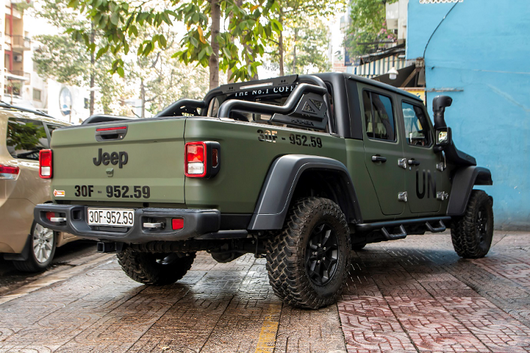 Qua Vu khoe lai Jeep Gladiator tu Dak Lak ve Sai Gon khong met-Hinh-13