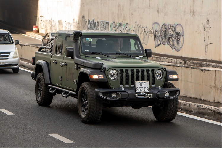 Qua Vu khoe lai Jeep Gladiator tu Dak Lak ve Sai Gon khong met