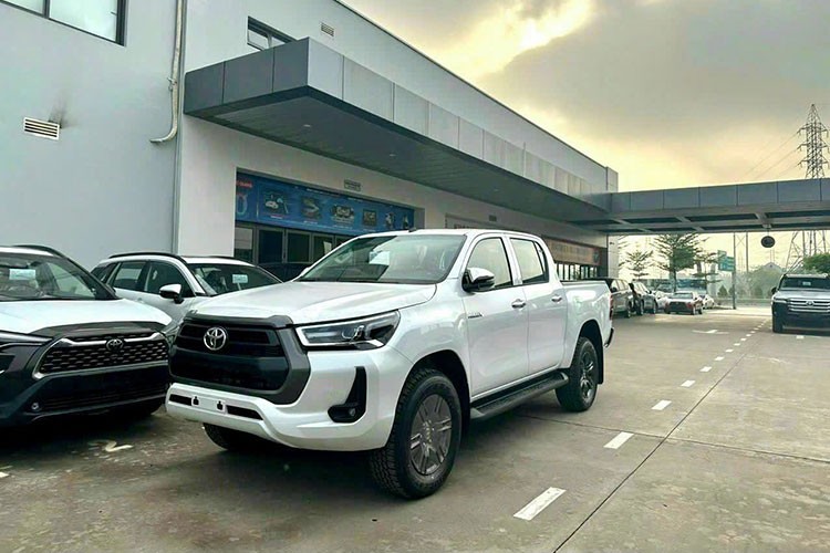 Can canh Toyota Hilux 2023 tang gia toi 178 trieu dong tai Viet Nam-Hinh-3