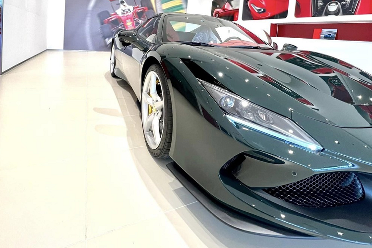 Can canh Ferrari F8 Spider hon 23 ty cua dai gia Viet