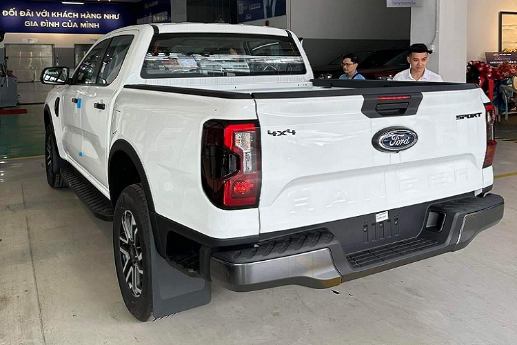 Soi Ford Ranger Sport tu 864 trieu dong-Hinh-9