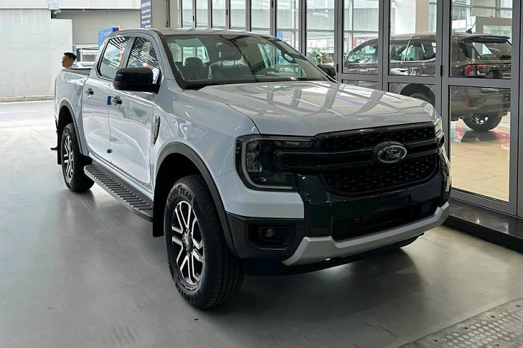 Soi Ford Ranger Sport tu 864 trieu dong