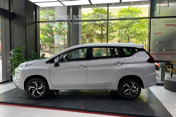 Mitsubishi Xpander AT Premium dang xa hang ton-Hinh-2