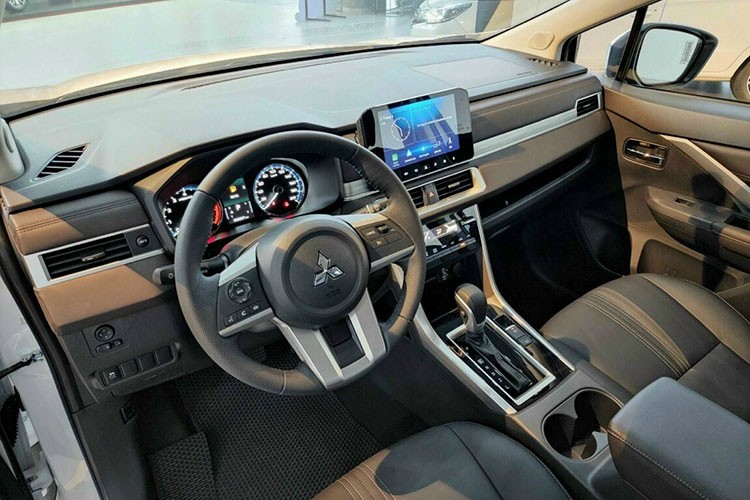 Mitsubishi Xpander AT Premium dang xa hang ton-Hinh-3