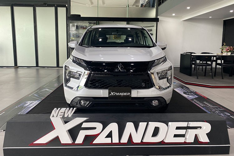 Mitsubishi Xpander AT Premium dang xa hang ton-Hinh-4