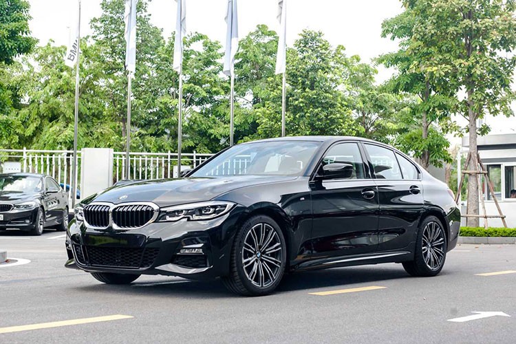 BMW 3-Series tai Viet Nam dang re hon Toyota Camry?