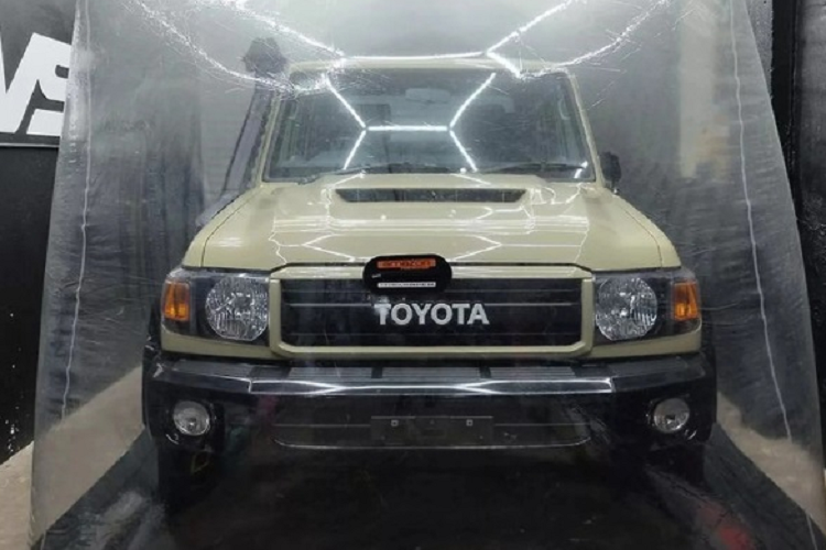 Toyota Land Cruiser 70th Anniversary duoc rao ban hon 2,1 ty dong-Hinh-3