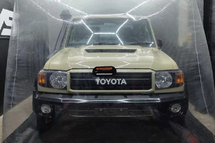 Toyota Land Cruiser 70th Anniversary duoc rao ban hon 2,1 ty dong