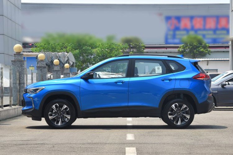 Chevrolet Tracker RS 2023 chi tu 355 trieu dong, 