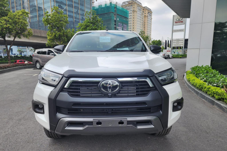 Xem noi that lac hau cua Toyota Hilux 4x4 AT Adventure-Hinh-3