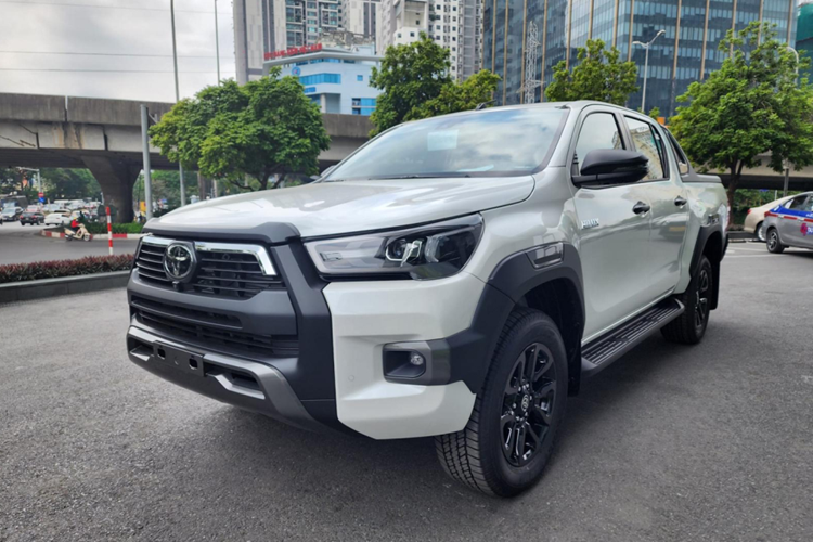 Xem noi that lac hau cua Toyota Hilux 4x4 AT Adventure